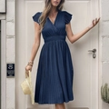 Elegante vestido plisado azul marino con cuello de pico y volantes para el verano - S / Azul Marino
