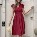Elegante vestido de verano plisado en rojo oscuro con cuello en V y volantes - S / Burdeos