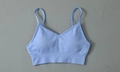 Soutien-gorge de sport bleu clair sans couture avec fines bretelles et col en V nervuré - S / Soutien-gorge Bleu à Bretelles