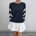 Marineblauer Rundhals-Sweatshirt mit weißen Schleifen an den Ärmeln und weißem Faltenrock - S / Marineblau