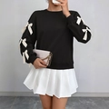 Sudadera negra de mujer con lazos 3D blancos y minifalda plisada blanca - S / Negro