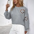 Felpa grigia da donna con dettagli cut-out floreali e decorazioni di perle bianche - S / Grigio