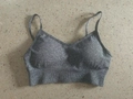 Soutien-gorge de sport gris sans couture avec fines bretelles et large bande - S / Soutien-gorge Noir à Bretelles