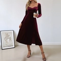 Elegantes weinrotes Samtkleid mit eckigem Ausschnitt und Seitenschlitz für Damen - S / Burgunderrot