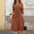 Elegante vestido midi de pana de manga larga con cuello en V y cinturón en color caramelo - S / Marrón