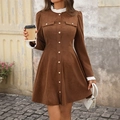 Elegantes braunes Cordkleid mit langen Ärmeln, weißen Rüschenbündchen und Goldknöpfen - S / Braun