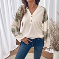 Sudadera de punto crema para mujer con mangas a cuadros verdes y botones de madera - S / Beige