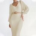 Eng anliegendes beiges Strickkleid mit Laternenärmeln, V-Ausschnitt und Taillengürtel - S / Beige Aprikose