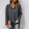Dunkelgrauer Langarm-Kapuzenpullover mit geometrischer Prägung und Metalldruckknöpfen - Dunkelgrau