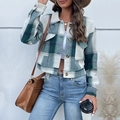Giacca corta a quadri da donna in verde scuro e bianco con tasche e bottoni frontali - S / Verde