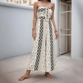 Elegante strapless jumpsuit met geometrische print, wijde pijpen en strikceintuur - S / Zwart