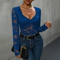 Body chic en dentelle bleu foncé à manches longues avec motifs floraux ajourés et col V - Bleu Brume