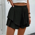 Damen Sommer Shorts in Schwarz mit strukturierter Textur, hohem Bund und Volant-Saum - S / Schwarz
