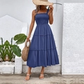 Dunkelblaue gesmokte Stufen-Sommerkleid mit eckigem Ausschnitt für den Strandurlaub - S / Dunstblau