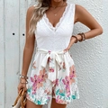 Elegante zomerse romper met kant, V-hals, bloemenprint en tailleband met strikje - S / Wit