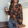 Dunkelblaues Langarmshirt mit V-Ausschnitt, floralem Muster in Orange und geraffter Brustpartie - S / Marineblau