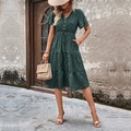 Dunkelgrünes V-Ausschnitt Midikleid mit schwarzen Punkten und gestuftem Saum - S / Dunkelgrün