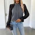 Top grigio da donna con collo alto, maniche in pizzo nero e dettagli a pieghe - S / grigio scuro