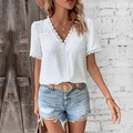 Dames zomerblouse met V-hals in wit, korte mouwen met kant en Zwitserse stiptextuur - S / Wit