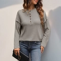 Camiseta gris de manga larga en punto acanalado con cuello Henley para mujer - S / Caqui