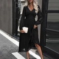 Elegante vestido negro de manga larga con cuello en V y falda plisada texturizada - S / Negro