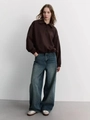 Braunes Langarm-Polo-Sweatshirt in lockerer Passform mit blauer Vintage-Weitbein-Jeans - S / Kaffeebraun