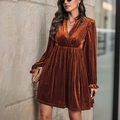 Elegantes karamellfarbenes Samtkleid mit V-Ausschnitt, langen Ärmeln und hoher Taille - S / Gebranntes Orange