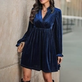 Elegantes marineblaues Samtkleid mit tiefem V-Ausschnitt und langen Rüschenärmeln - S / Marineblau