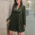 Elegante mini abito in velluto verde smeraldo con scollo a V e maniche lunghe morbide - Verde militare