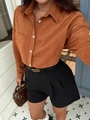 Camicia da donna color caramello a maniche lunghe con colletto a revers e pantaloncini neri - S / Caramello