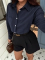 Dunkelblaue Damenbluse mit langen Ärmeln, weißen Knöpfen und schwarzen Shorts - S / Marineblau
