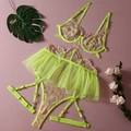 Dettaglio flat lay di un set di lingerie in pizzo verde fluo con reggicalze e lacci - M / Verde Fluorescente