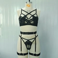 Set lingerie tre pezzi nero con ricamo, reggiseno con cinturini e reggicalze - S / Nero