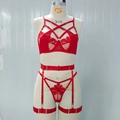 Dettaglio del set lingerie di pizzo rosso con ricamo floreale e design a più cinturini - S / Rosso