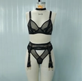 Detaillierte Ansicht des schwarzen Mesh-Dessous-Sets mit BH, Strapsgürtel und Slip - S / Schwarz
