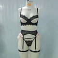 Detailansicht von schwarzem Spitzen-Dessous-Set mit rosa Netzbesatz und Strumpfhalter - S / Schwarz