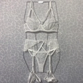 Dettaglio completo di completo intimo in pizzo bianco con imbracatura e reggicalze regolabile - M / Bianco