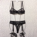 Détail d'un ensemble lingerie noir en résille à pois avec porte-jarretelles et dentelle - S / Noir