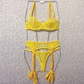 Détail macro d'un ensemble de lingerie en maille à pois jaune avec soutien-gorge et string - S / Jaune
