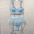Dettaglio di lingerie in pizzo azzurro con volant floreali e gonna in mesh trasparente - S / Celeste