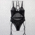 Detalle del body de malla negra sexy con correas estilo arnés y ligueros ajustables - S / Negro