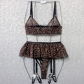 Detail van luipaardprint lingerie met zilveren metalen kettingen en transparante ruches - S / Luipaardprint