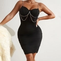 Sexy tubino nero arricciato con spalline a catena metallica e design a corsetto - XS / Nero