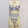 Détail de la broderie florale et des chaînes sur la lingerie en dentelle bleu clair - S / Bleu clair