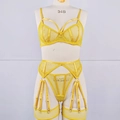 Detail van gele mesh lingerieset met kruisbandjes en een verstelbare gartergordel - S / Geel