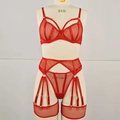 Detail van rode mesh lingerieset met beugelcups en gouden ringaccessoires - S / Rood