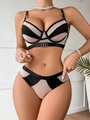 Détail de l'ensemble de lingerie en maille patchwork avec panneaux transparents et boucle - S / Noir