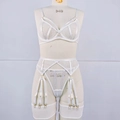 Detail van witte mesh lingerieset met beugelbeha en strappy jarretelgordel - S / Wit