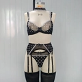 Detail eines schwarzen Polka-Dot-Lingerie-Sets mit Spitzenbesatz und Schleifenakzenten - S / Schwarz (Mit Strümpfen)