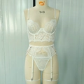 Détail d'un corset en dentelle blanche avec chaîne de perles et porte-jarretelles sur mannequin - S / Blanc